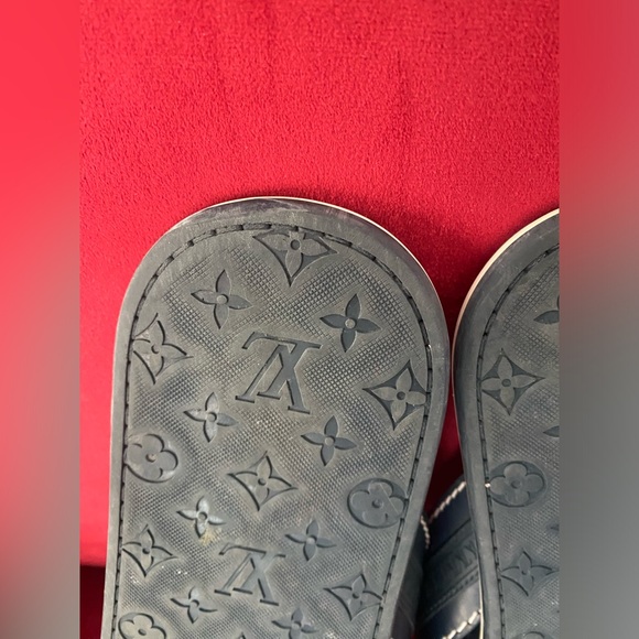 Louis Vuitton Navy Blue Leather and Logo
Embossed Rubber Thong Flats men - Picture 3 of 7